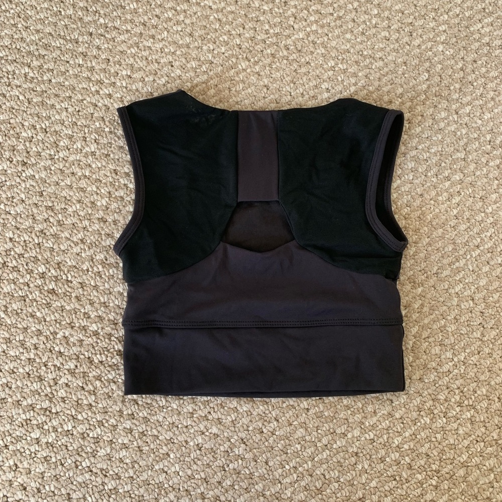 Black Seam-Detail Crop Tank Top - Picture 2 of 4